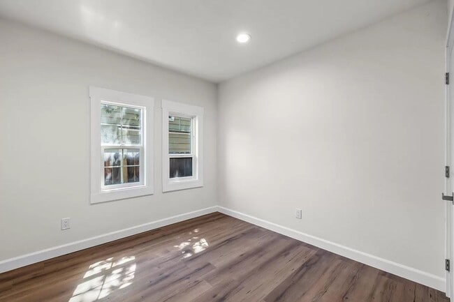 Building Photo - PG-0000