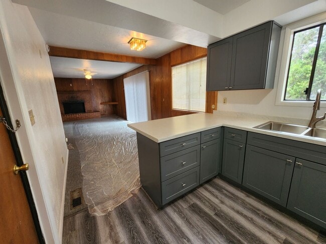 Building Photo - 221 - Steelhead Ave Duplex