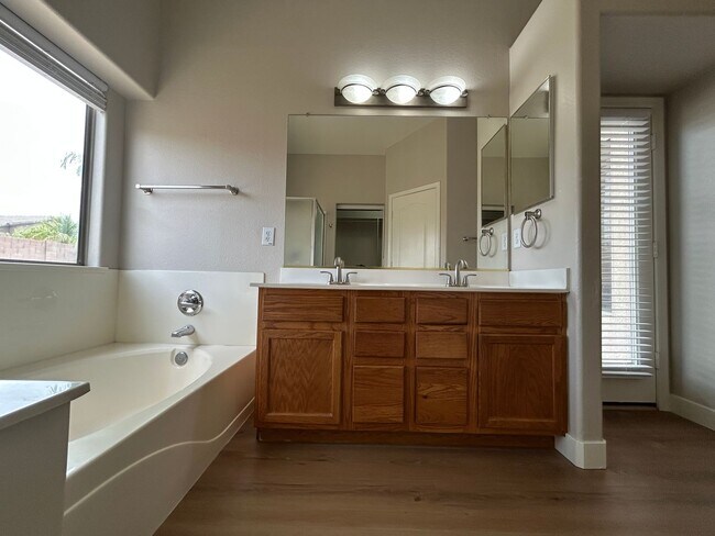 Building Photo - 434 E Chicory Pl