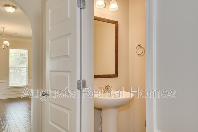 Building Photo - 5014 Vine Ln