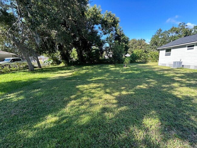 Building Photo - Charming & Completely Remodeled 3-Bedroom ...
