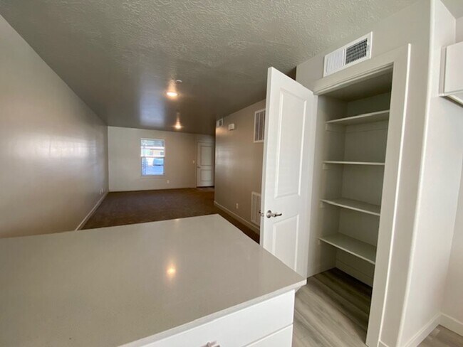 Building Photo - APARTMENT IN GREAT LOCATION FOR RENT!