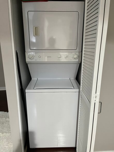 Building Photo - 425 W Beech St