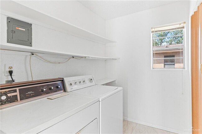 Building Photo - 1022 S Richmond Dr