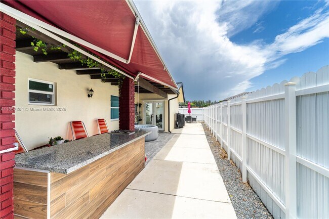 Building Photo - 1025 NW 128th Ct