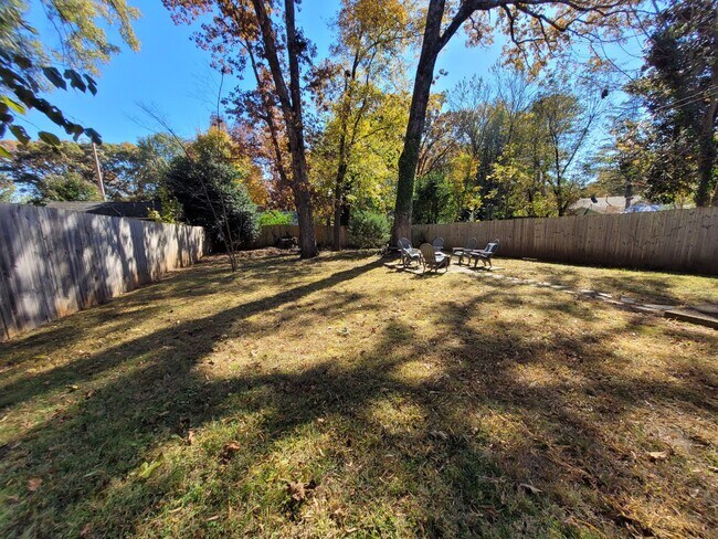 Building Photo - Charming 2 Bed/1 Bath Bungalow Style Home ...