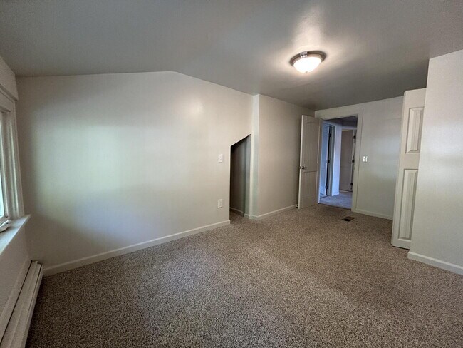 Building Photo - "Charming 2-Bedroom Haven in the Heart of ...