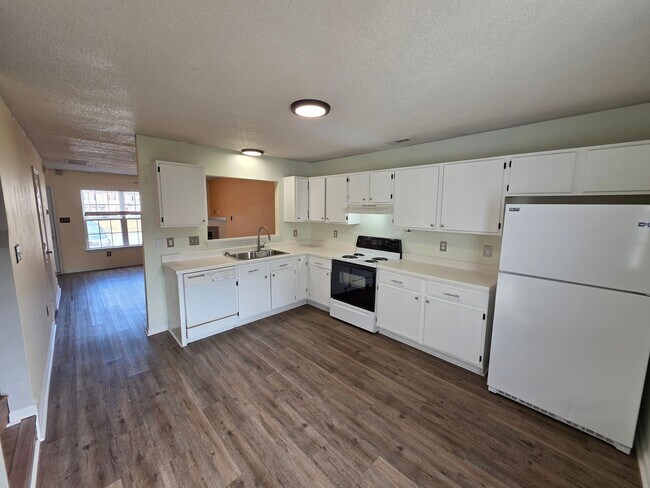 Building Photo - 2 BR 2 BA Townhose