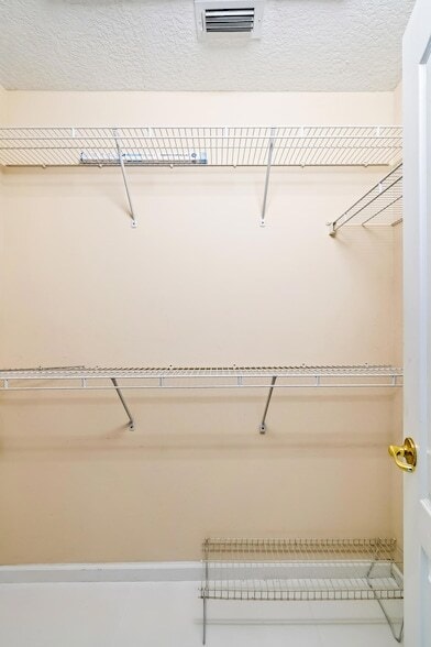 Building Photo - 6715 NW Pinson Ct