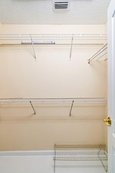Building Photo - 6715 NW Pinson Ct