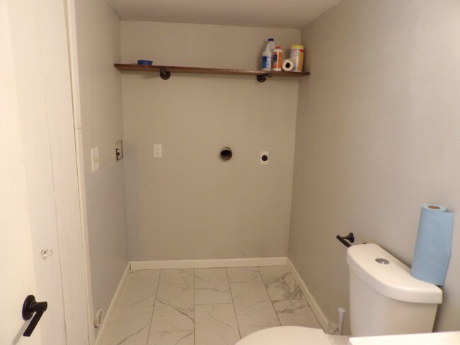 Building Photo - 5560 Sacramento Pl