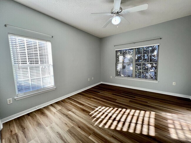 Building Photo - Charming Unit Close to the Pool!