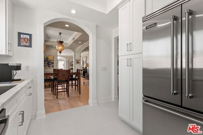 Building Photo - 1540 S Bentley Ave