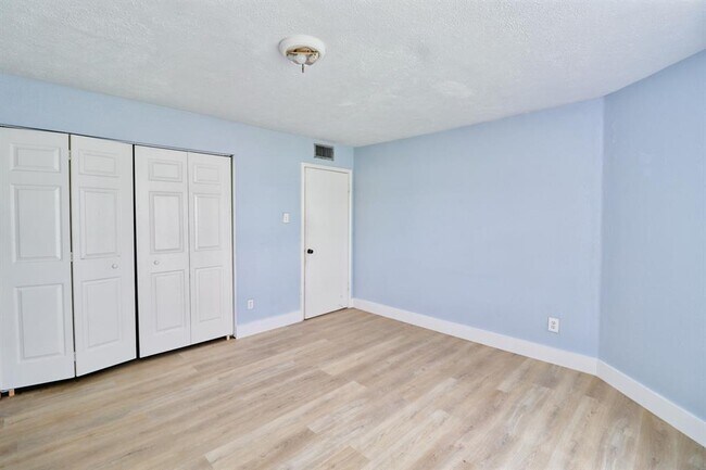 Building Photo - 6911 Pouter Dr