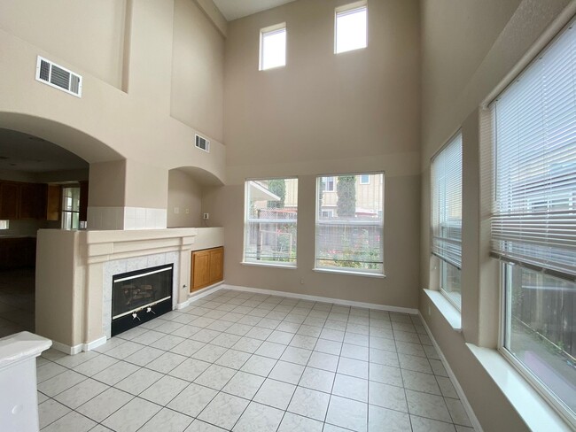 Building Photo - 3 Bedroom Home in SW Santa Rosa