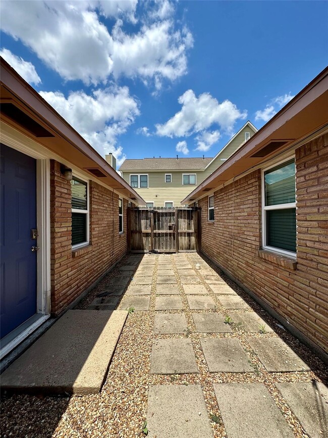 Building Photo - 813 Waverly St