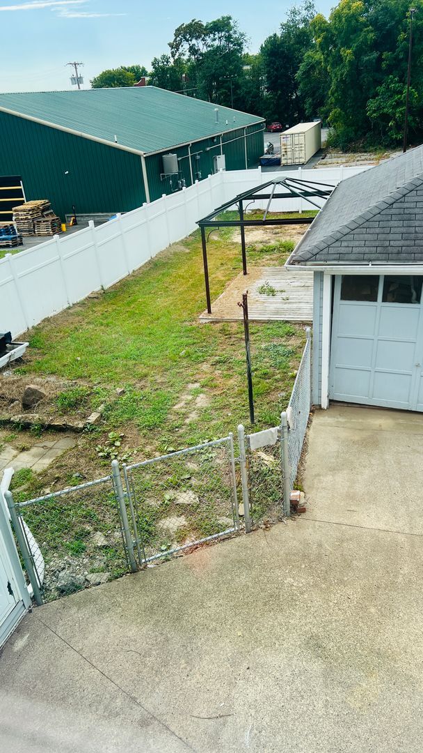 Building Photo - Large 3 bedroom Single Family Home