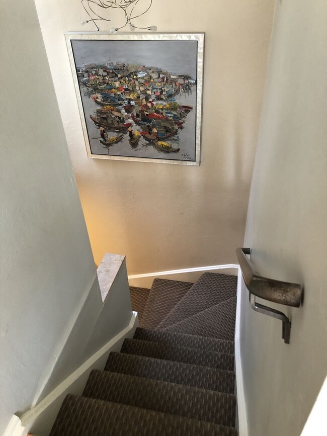Building Photo - Elegant & Expansive Furnished 3 Bedroom/2 ...
