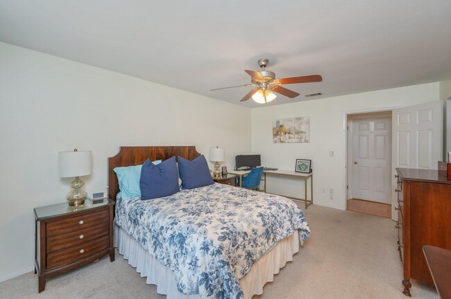 Building Photo - 4522 Parkwood Ln