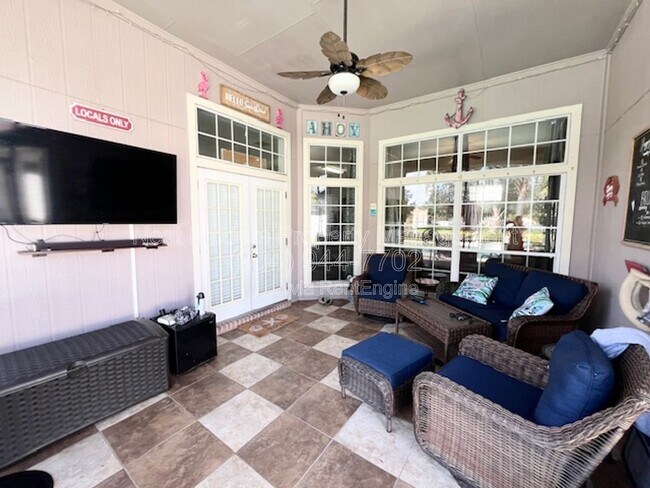 Building Photo - 264 Village Green Ave