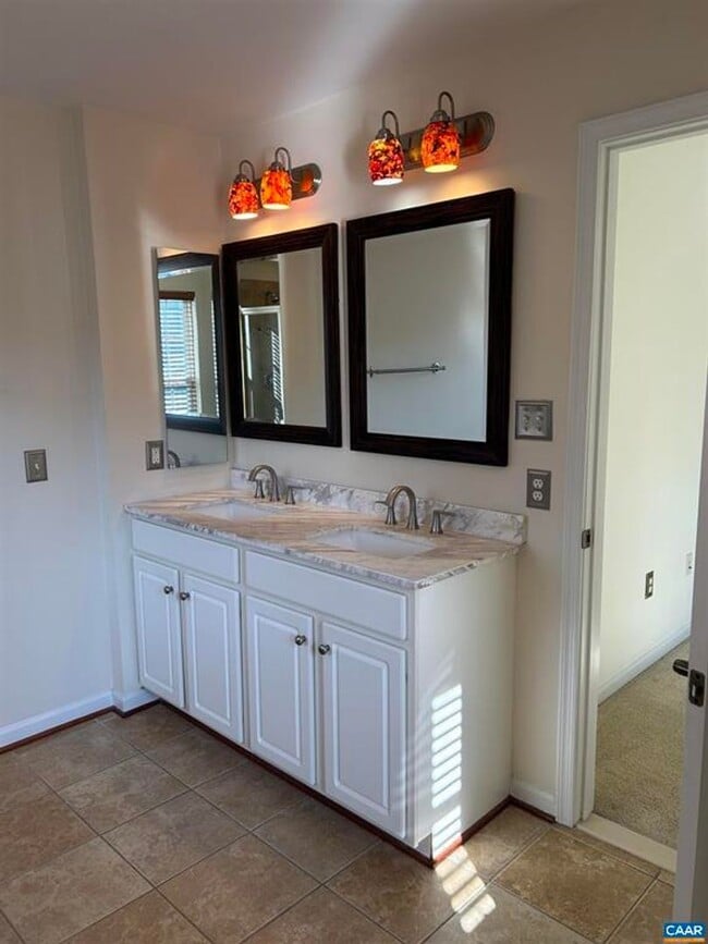 Building Photo - Spacious Cherry Hill Townhome