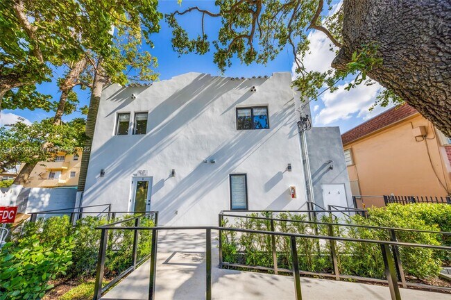 Building Photo - 1335 SW 4th St
