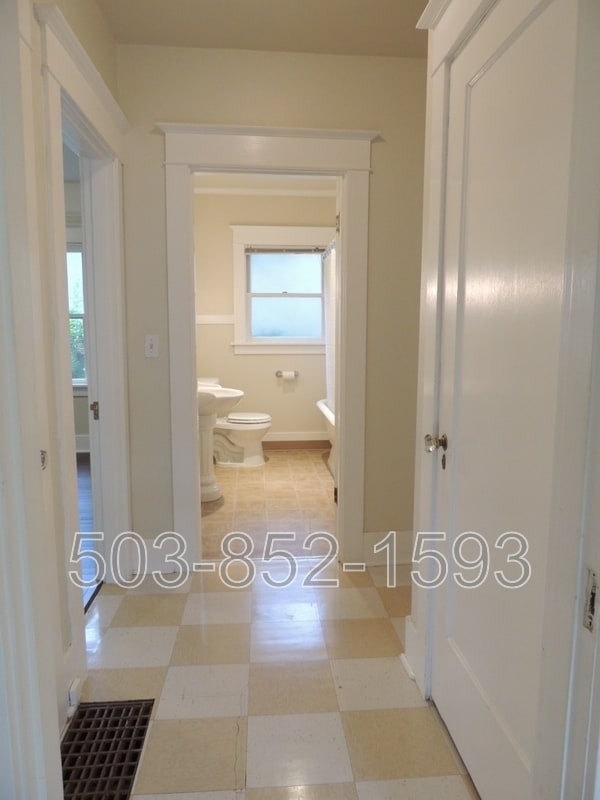 Building Photo - 122 SE 60th Ave