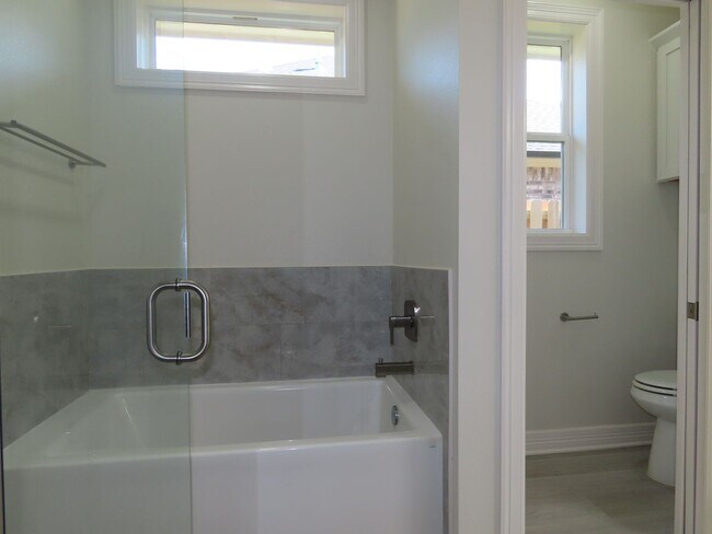 Building Photo - Luxurious, Built in 2024!  3 Bedroom, 2 Ba...