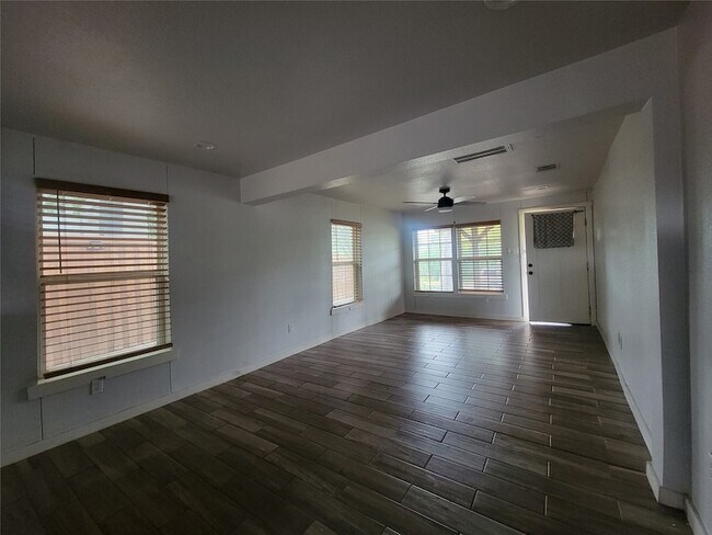 Building Photo - 5233 Wellesley Ave