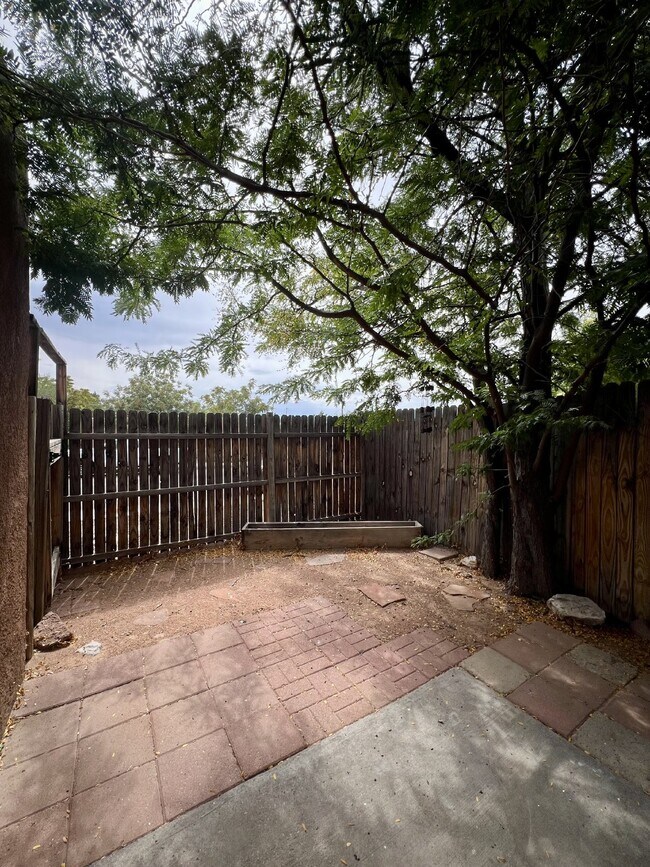 Building Photo - 2 bedroom / 1 bath close to KAFB and I-25 Move-in Special!