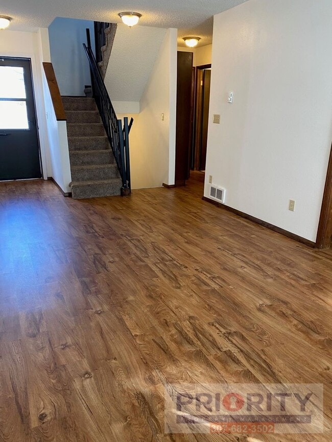 Building Photo - 3 bedroom, 2.5 bath 1,500 sqft Townhouse