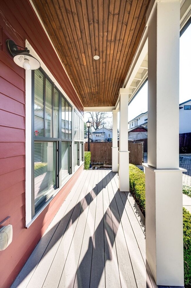 Building Photo - Great 3BE/2.5BA cottage home in popular Ri...