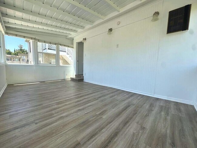 Building Photo - 1556 S Beverly Glen Blvd