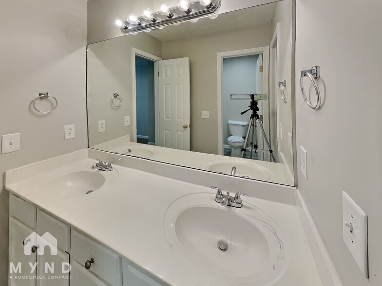 Building Photo - 857 Glynn Oaks Dr