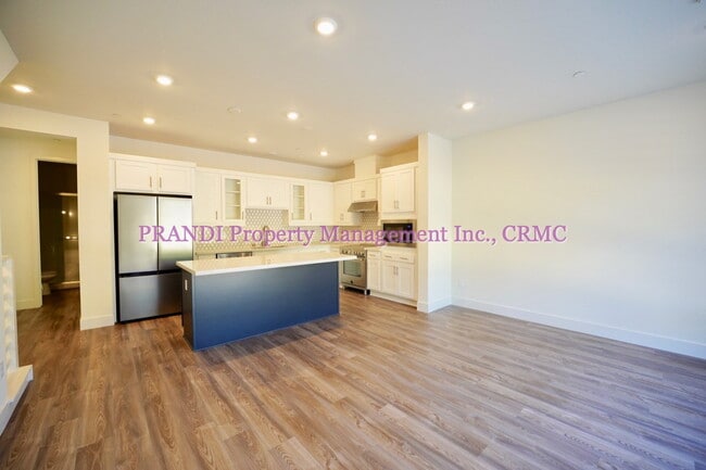 Building Photo - Brand New Townhome, Luxury Meets Convenience!