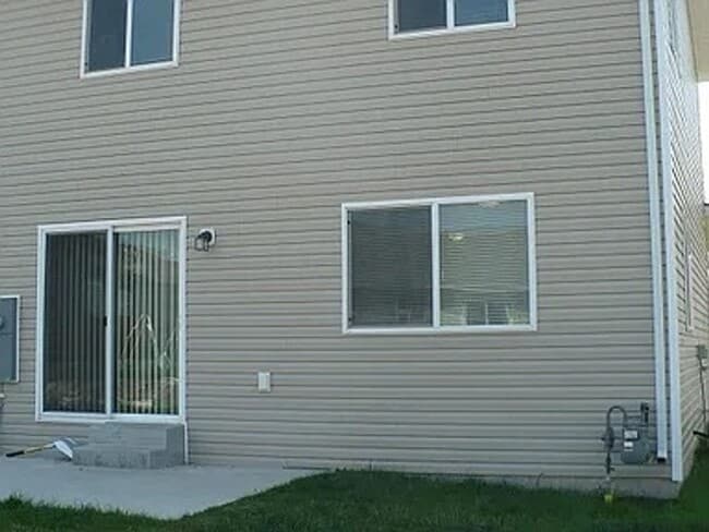 Building Photo - Beautiful 3 bed 2.5 bath Duplex