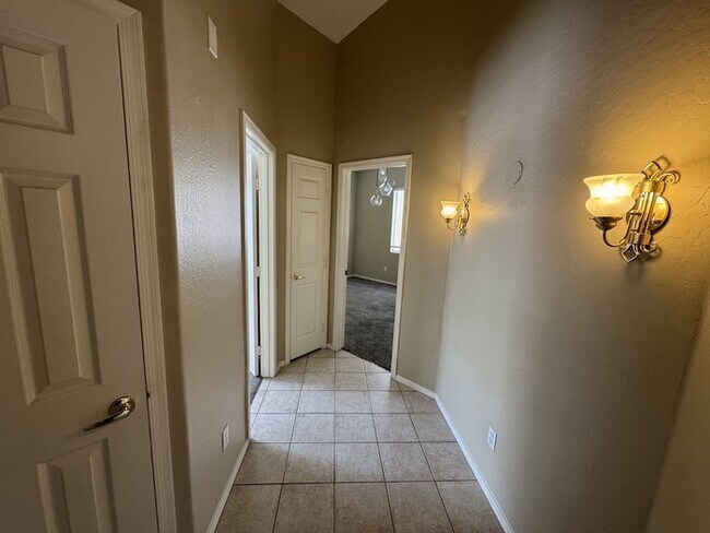 Building Photo - Lakefront with Home Office