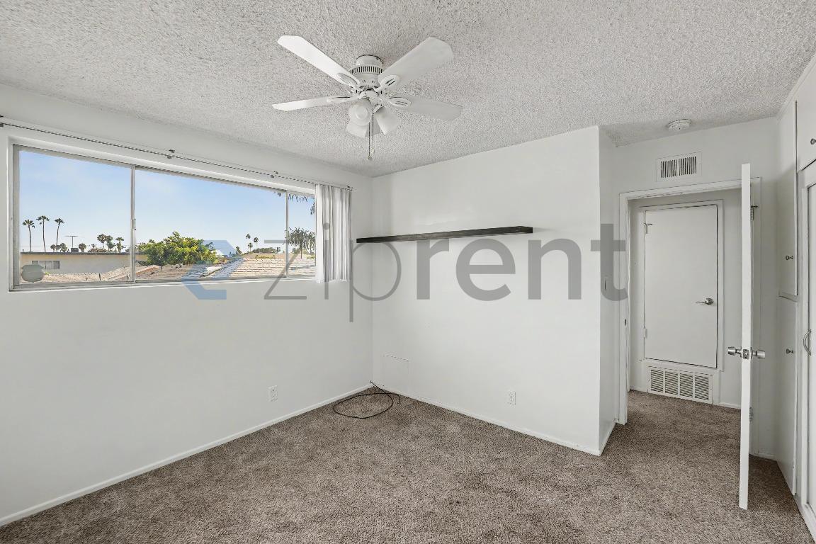 Building Photo - Unit 4