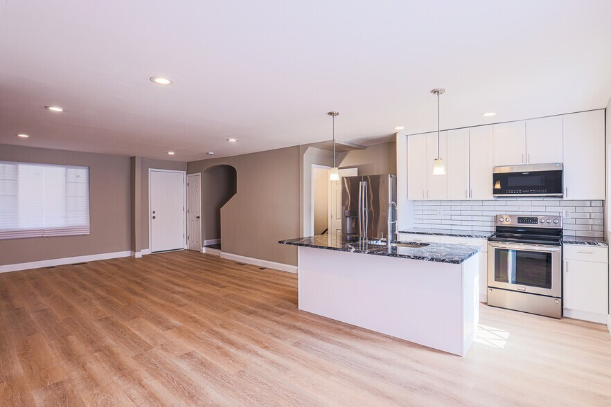 Open concept kitchen and living room - 3825 Rexmere Rd