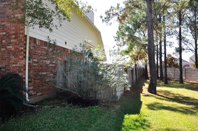 Building Photo - 26423 Kingspur
