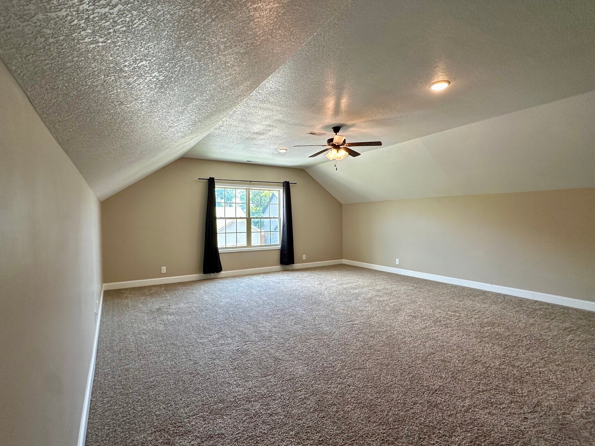 Building Photo - 1124 Eagle's View Dr