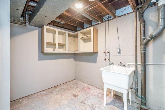 Building Photo - AVAILABLE OCT 1ST!! BEAUTIFUL 4 BEDROOM IN...