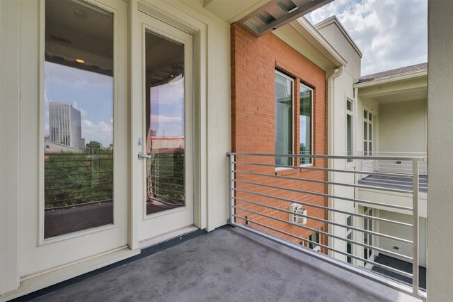 Building Photo - 5429C Hidalgo St