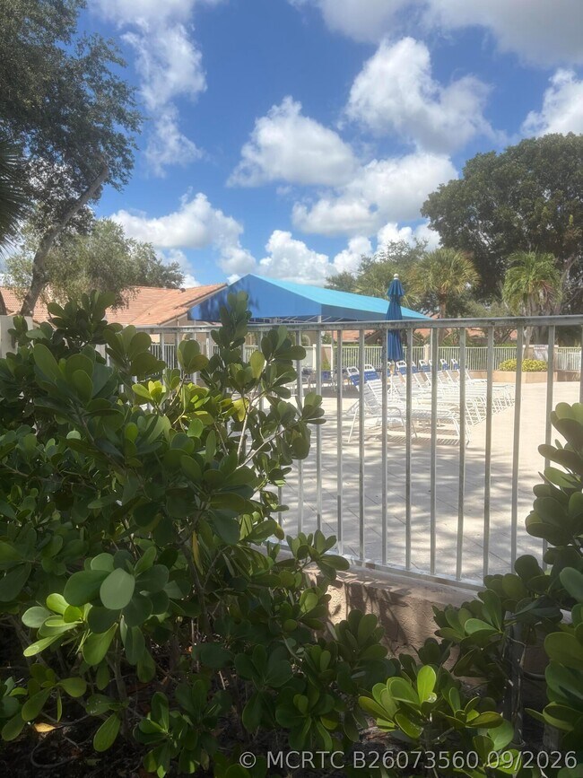 Building Photo - 1604 Rosewood Way