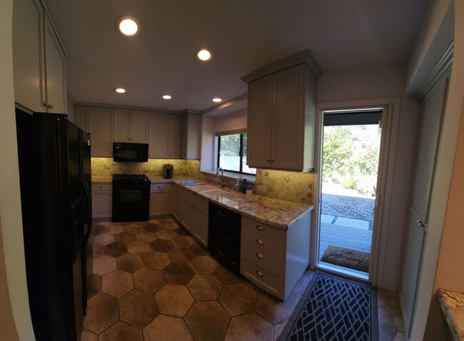 Building Photo - Furnished 3 bed 2.5 bath close to Poly.