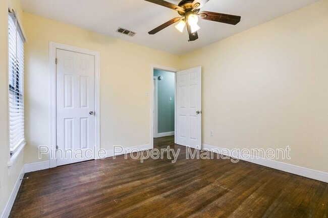 Building Photo - 2205 Live Oak St