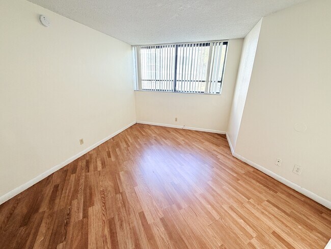 Building Photo - 1950 N Congress Ave