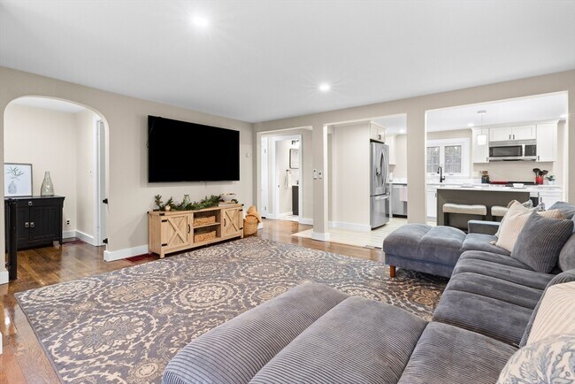 Building Photo - 123 Pond St