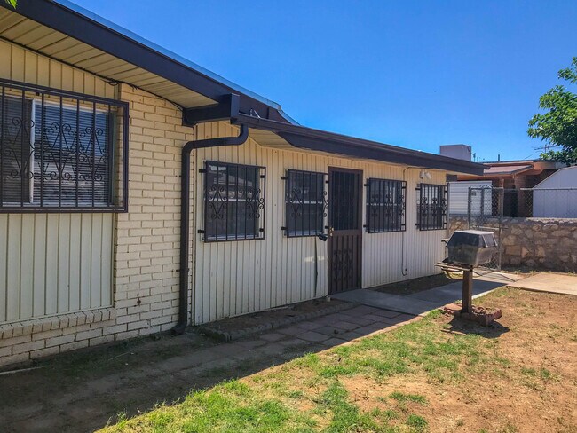 Building Photo - 5221 Edmonton Ave