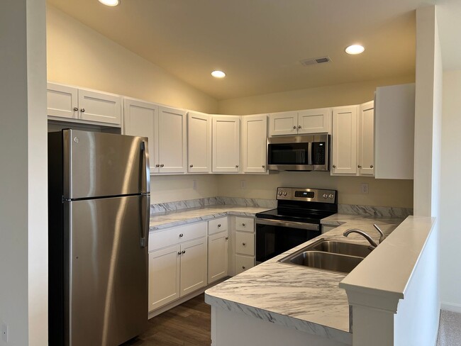 Building Photo - YEAR-ROUND RENTAL - 2 BED 2 BATH CONDO - U...